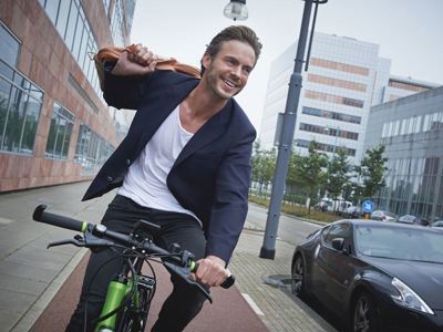 Man Op Fiets Van Voren (1)