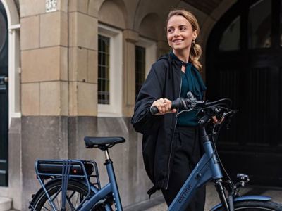 Vrouw Met Blauwe E Bike Oud Pand